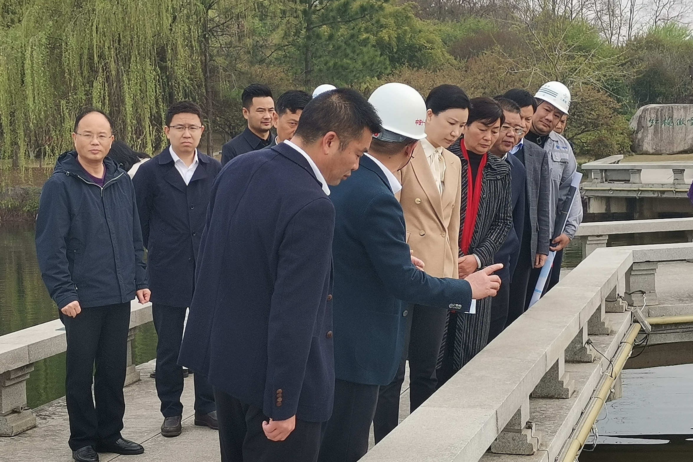 黄冈市委副书记、市长刘洁到遗爱湖水环境综合治理工程调研