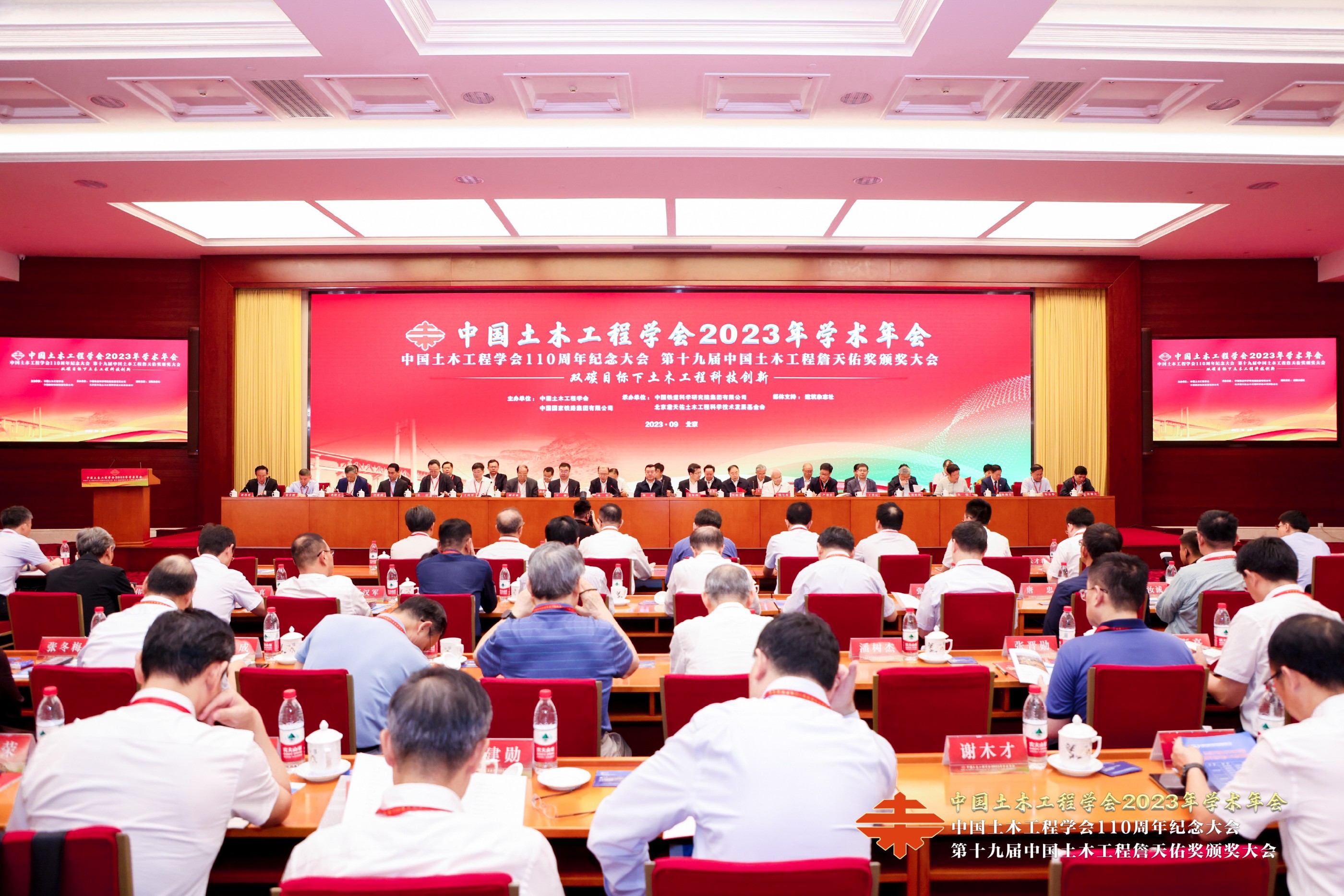 公司武汉港阳逻港区集装箱码头工程被授予第十九届中国土木工程詹天佑奖