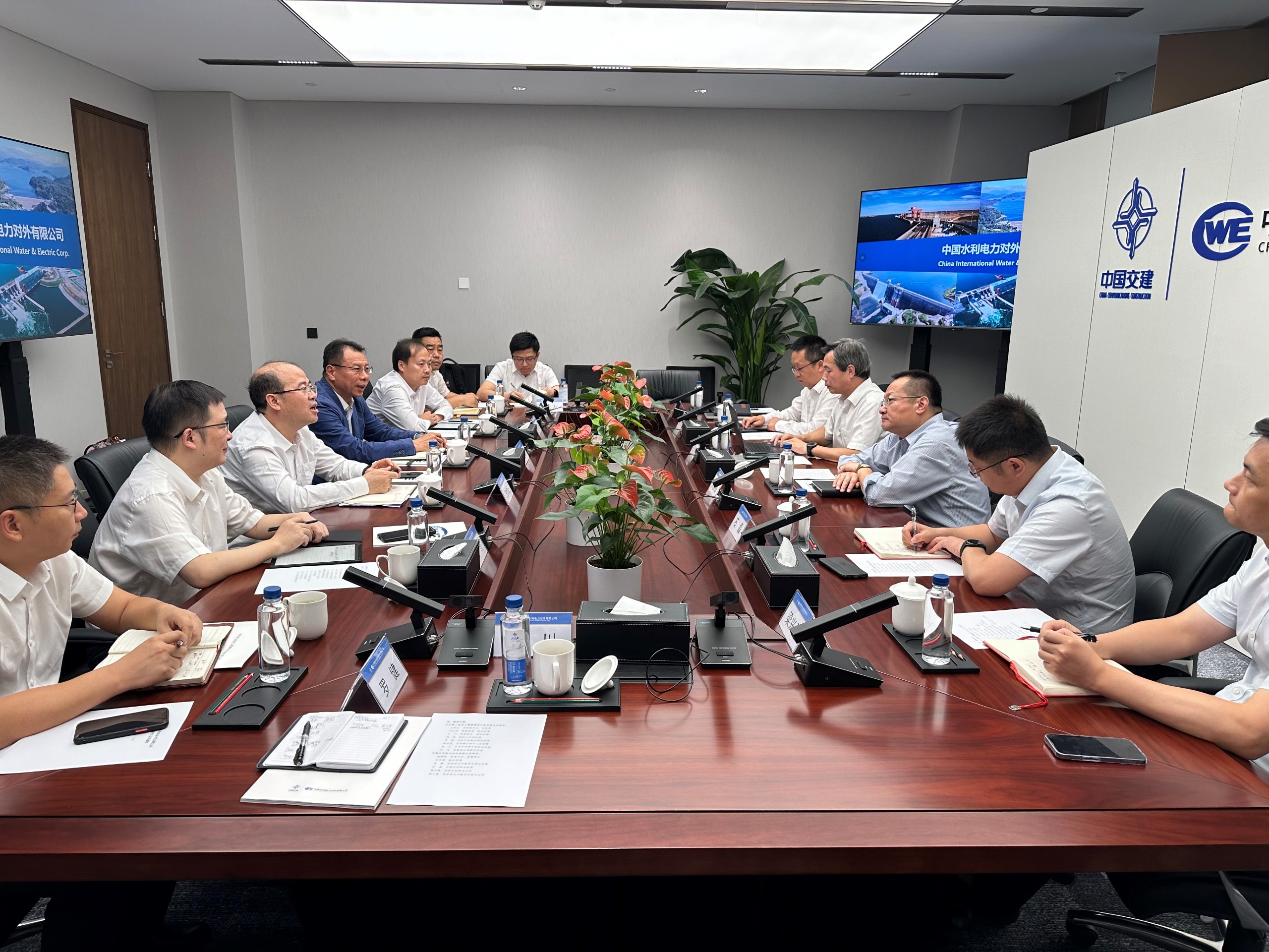 公司党委副书记、总经理王炜正拜会中水电公司党委书记、副董事长施颖陶