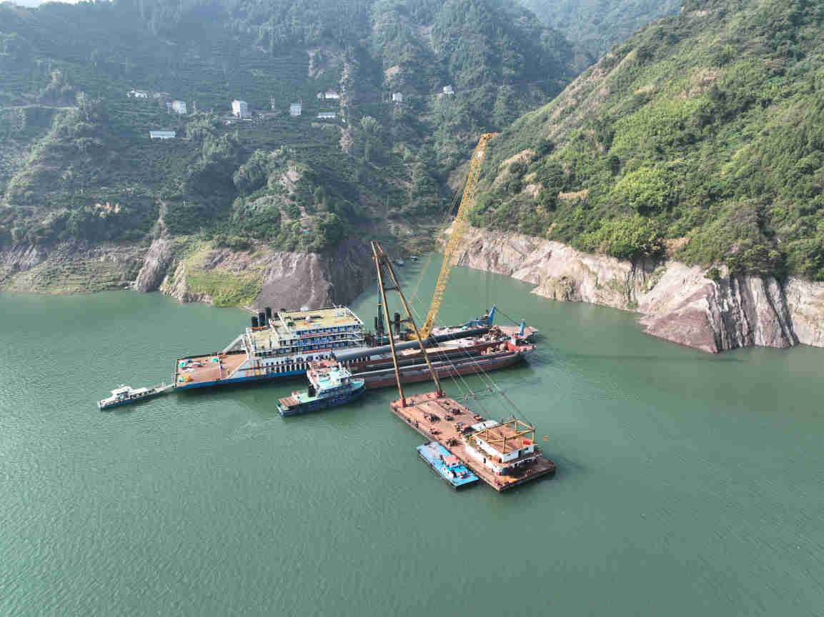 三峡通航船舶秭归旧州河锚地建设工程提前完成年度栽桩目标