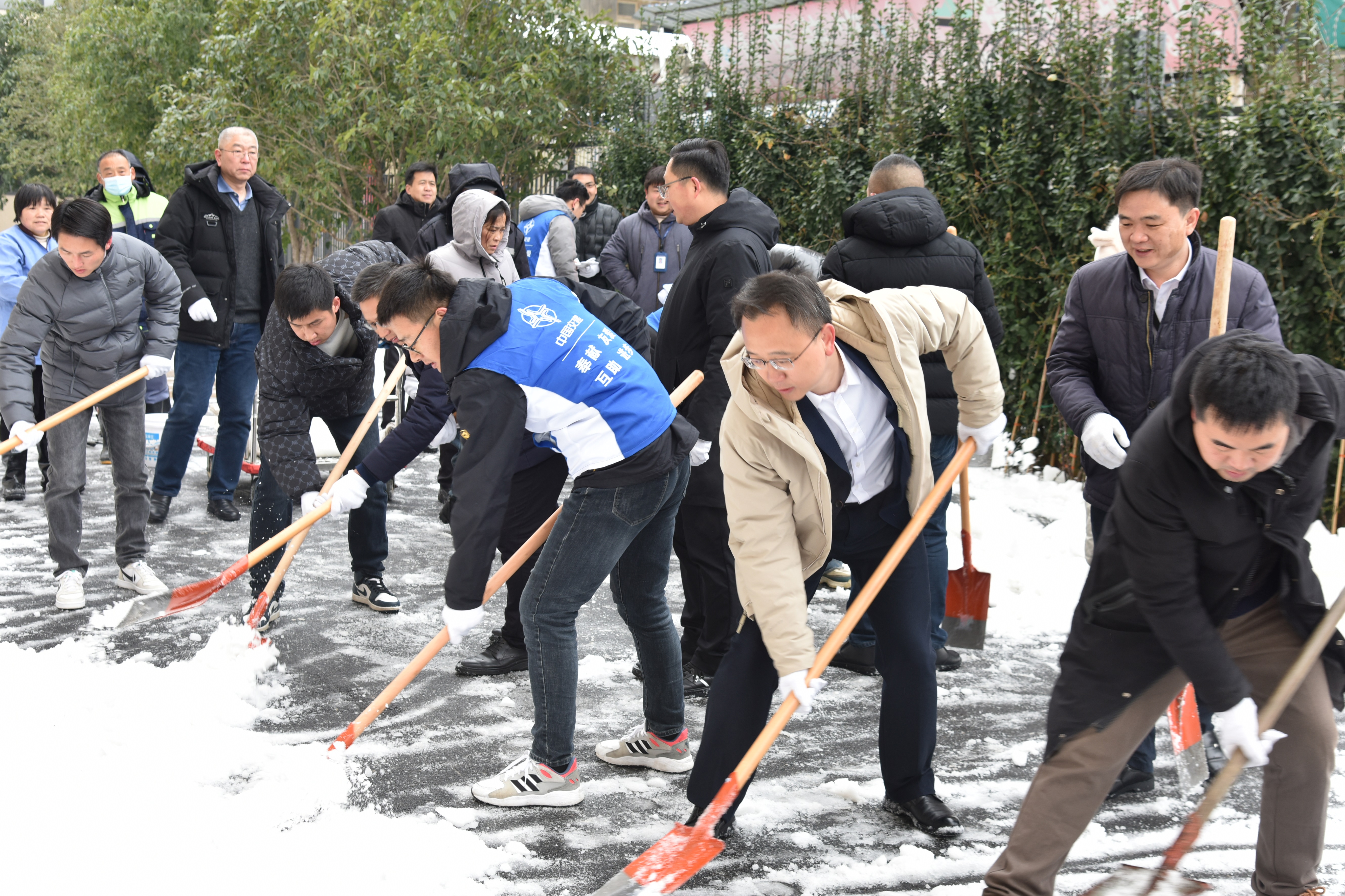 以雪为令!公司积极开展扫雪除冰行动 以雪为令!公司积极开展扫雪除冰行动