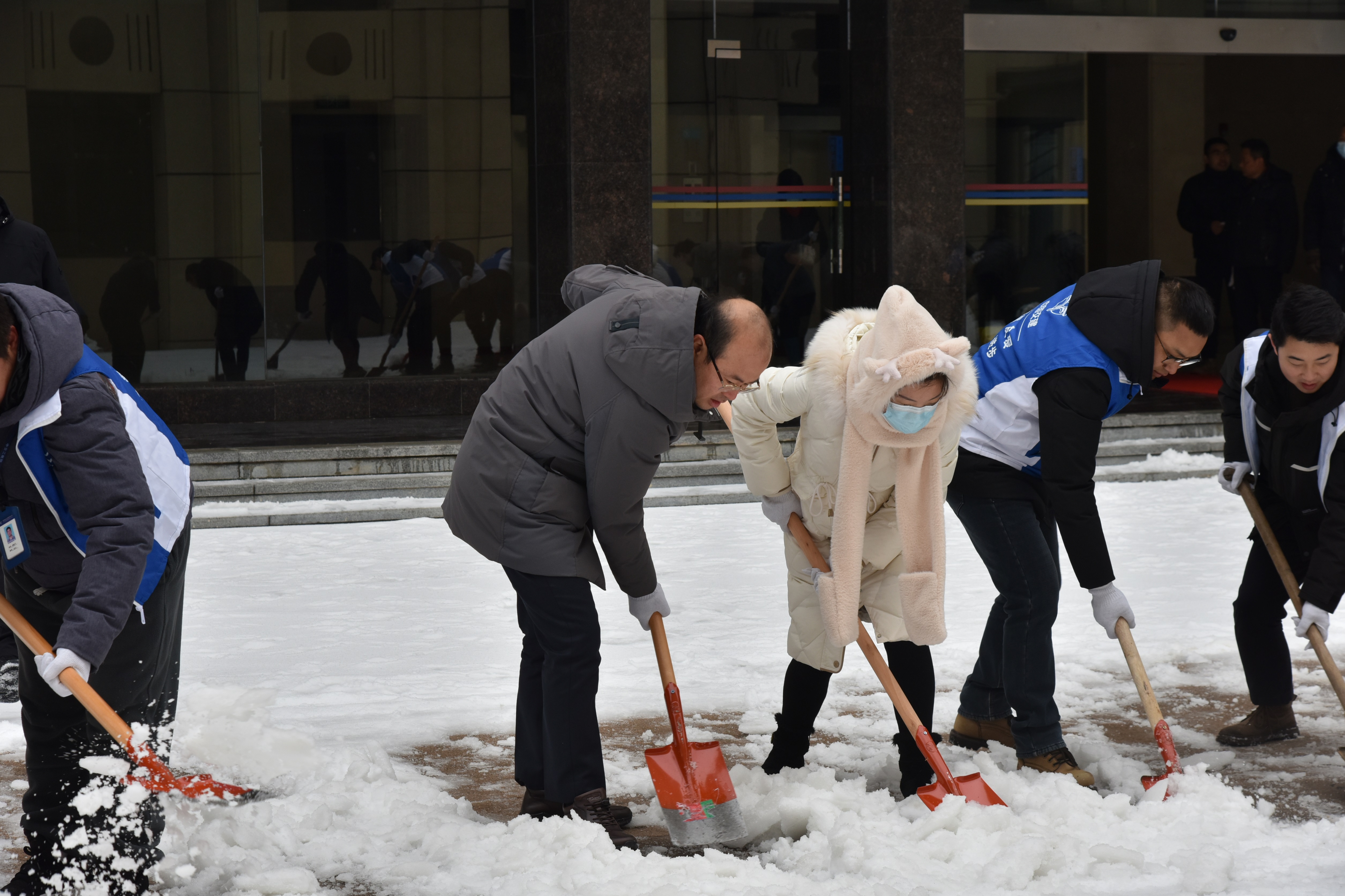 以雪为令!公司积极开展扫雪除冰行动 以雪为令!公司积极开展扫雪除冰行动