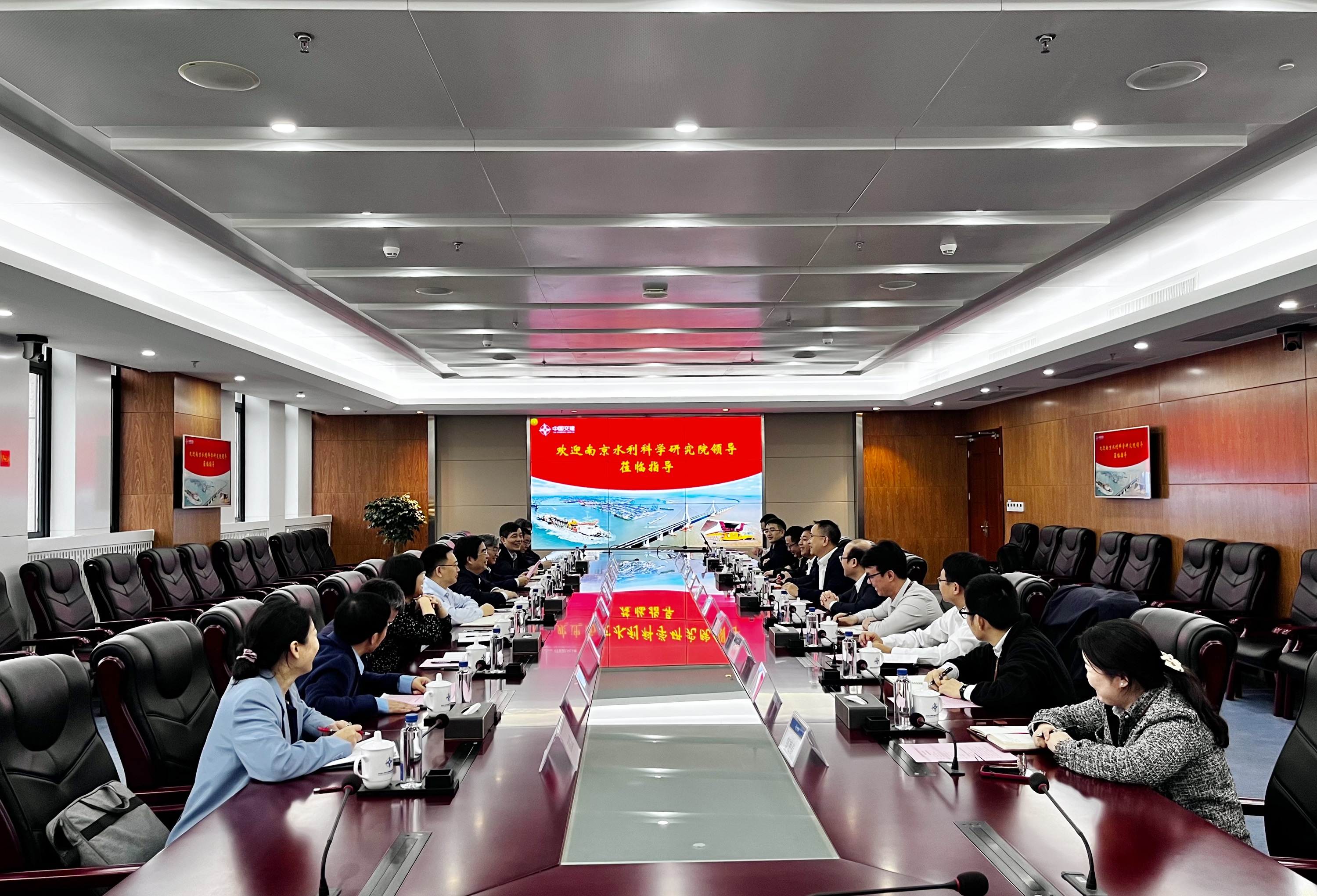公司主要领导会见南京水利科学研究院院长戴济群 公司主要领导会见南京水利科学研究院院长戴济群