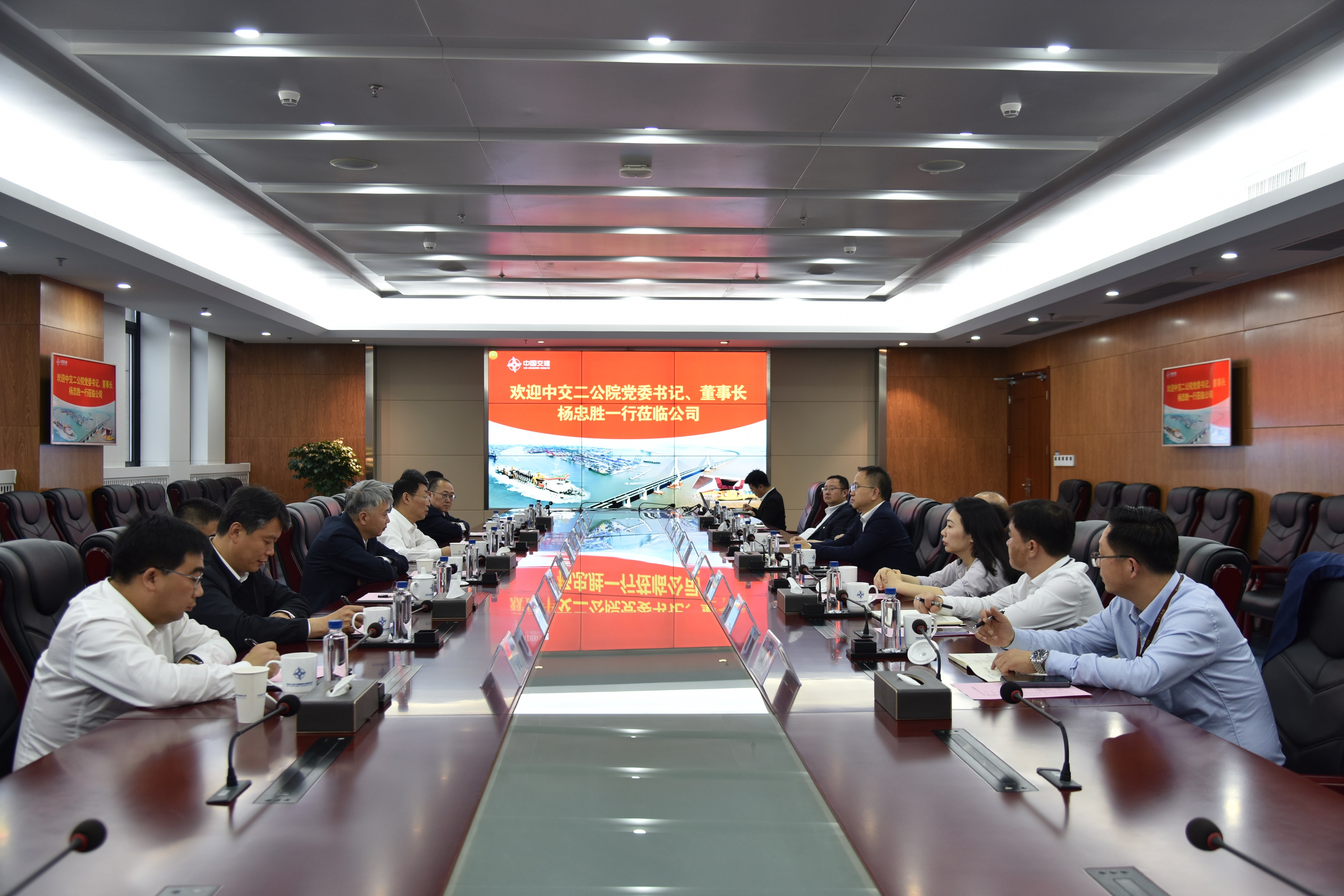 公司主要领导会见二公院党委书记、董事长杨忠胜 公司主要领导会见二公院党委书记、董事长杨忠胜