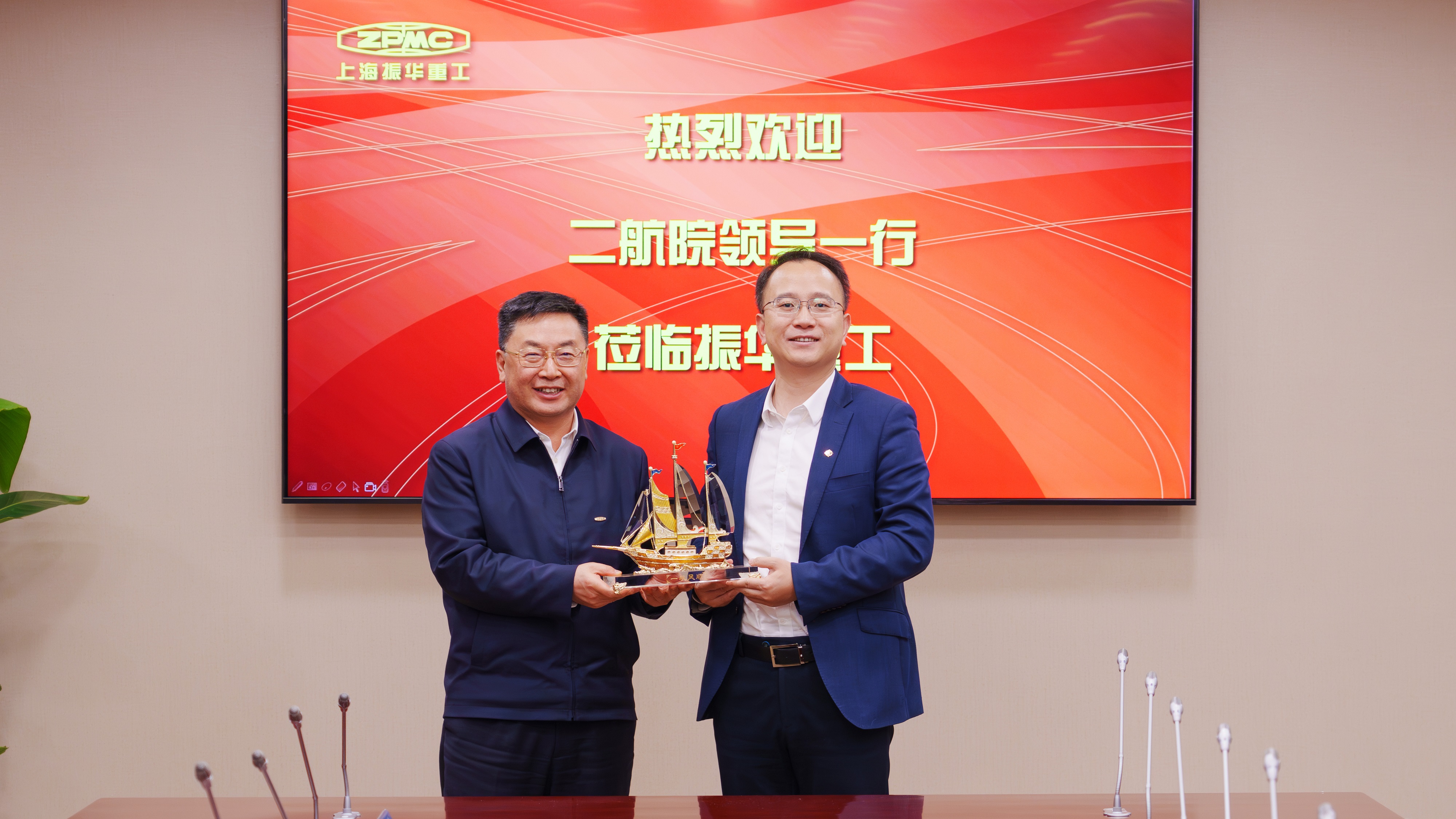 公司主要领导拜会振华重工党委书记、董事长由瑞凯 公司主要领导拜会振华重工党委书记、董事长由瑞凯